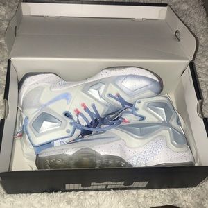 Lebron 13 Xmas limited edition